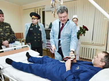 В Харькове Порошенко вручил бойцам АТО госнаграды
