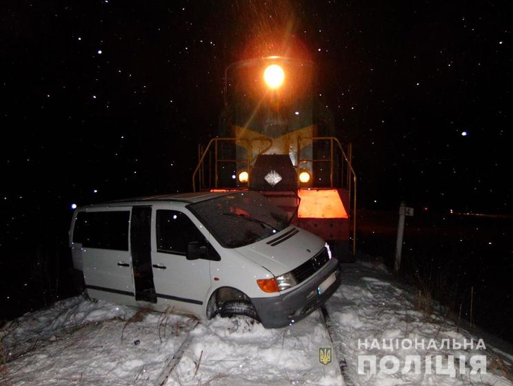 В Черновицкой области микроавтобус столкнулся с локомотивом, пострадали два человека