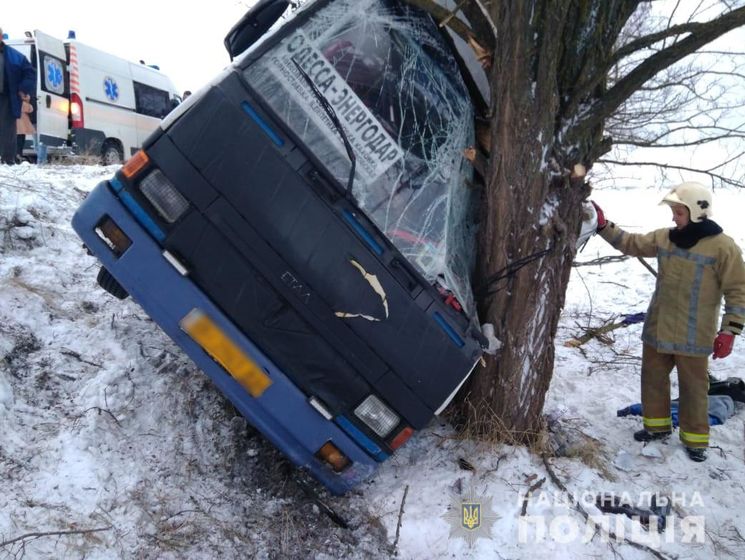 ﻿У Херсонській області рейсовий автобус злетів у кювет, троє людей постраждали – поліція
