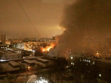 Пожар охватил одно из зданий завода "Салют"