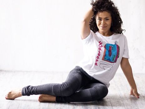 Гайтана перед камерой покрутила хулахуп