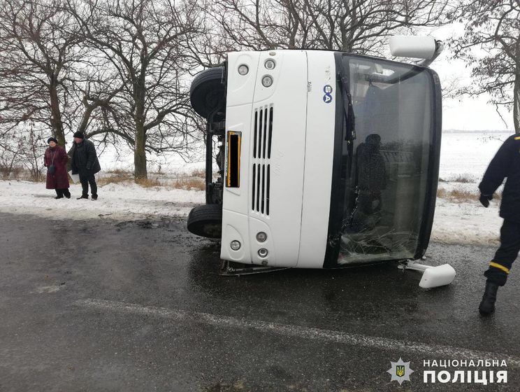 ﻿У Миколаївській області перекинувся автобус, постраждало вісім пасажирів – поліція