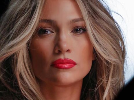 Лопес в глубоком декольте позировала для Harper's Bazaar