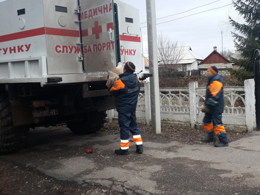 В течение дня спасатели эвакуировали из обстреливаемых боевиками районов Донбасса более 376 человек