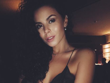 Каменских крупным планом показала тело в раздельном купальнике