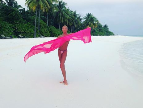 Волочкова покружилась топлес перед камерой