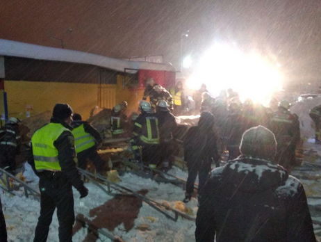 ﻿У Харкові впав дах торгового павільйону, є постраждалі