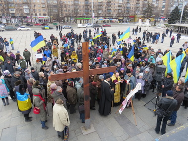 В Мариуполе прошел молебен в память всех погибших за время военных действий и за мир в Украине. Фоторепортаж