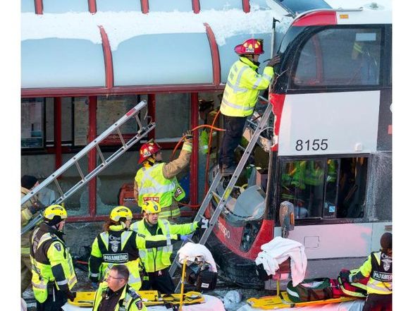 ﻿У Канаді внаслідок в'їзду автобуса в зупинку загинуло три людини