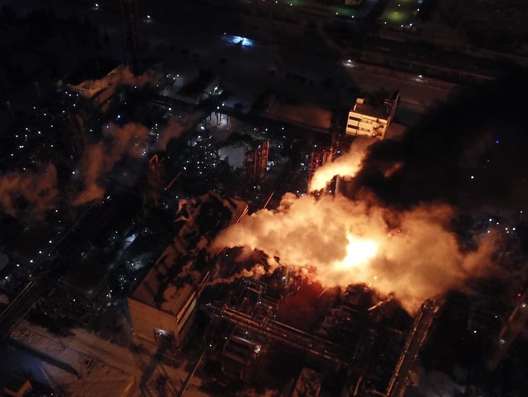 ﻿У Держслужбі з НС повідомили, що персонал охопленого полум'ям заводу "Карпатнафтохім" перекрив подання пірогазу в установки