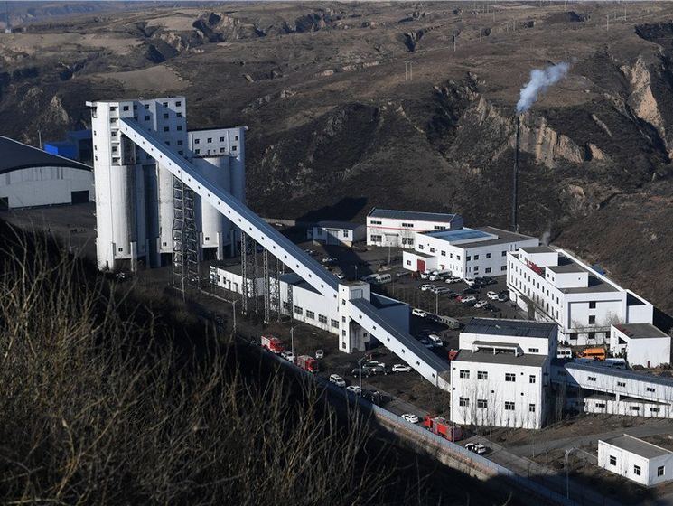 При обрушении кровли на шахте в Китае погиб 21 человек