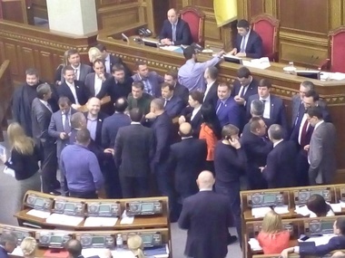 Часть депутатов заблокировала трибуну Рады, требуя переголосования по назначению Шокина