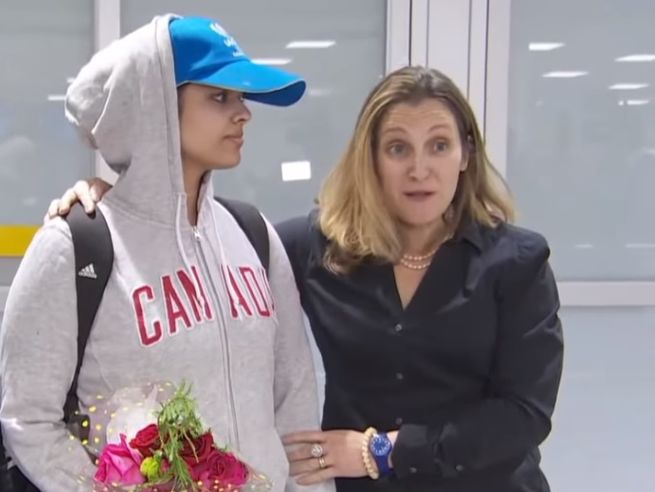﻿18-річна дівчина, яка втекла із Саудівської Аравії, прибула до Канади