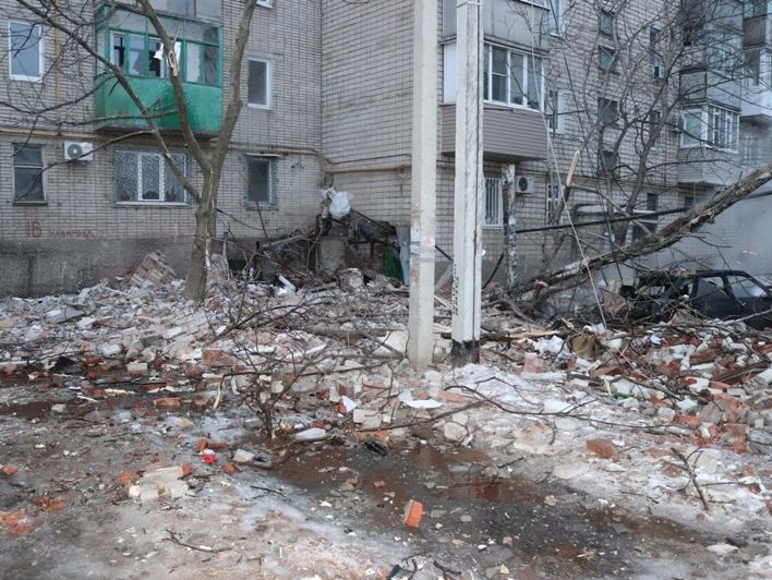 В Ростовской области РФ из-за взрыва газа обрушились два верхних этажа многоэтажки