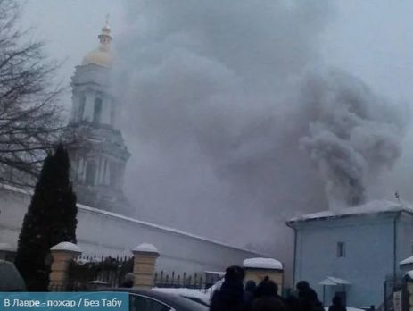 В Киеве горит одно из зданий Киево-Печерской лавры