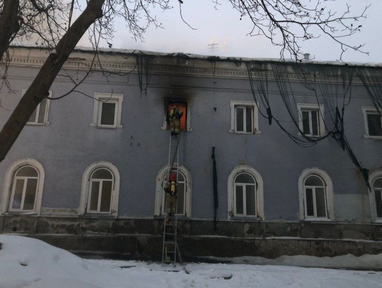 ﻿Пожежу в одній із будівель Києво-Печерської лаври гасить понад 40 рятувальників – ДСНС
