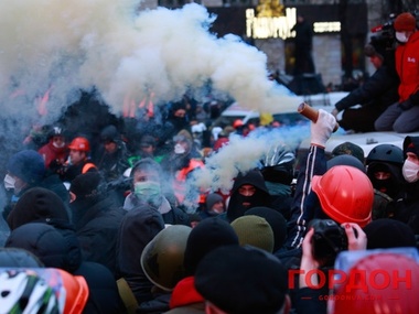 Митингующие на Грушевского соорудили новую катапульту 