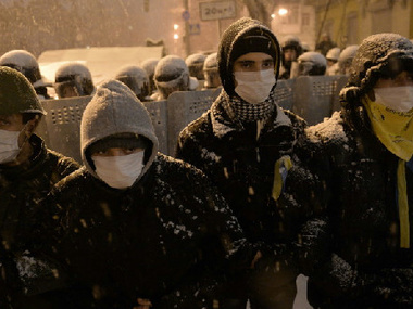 В Ровно активисты забаррикадировали выезд войск с помощью льда