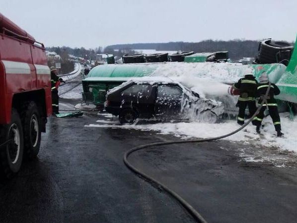 В Винницкой области столкнулись бензовоз, легковушка и грузовик, один из водителей погиб – ГСЧС