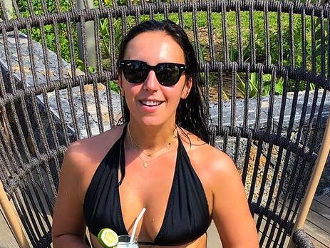 Джамала на отдыхе засветила декольте