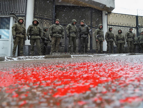 В Одессе активисты пытались облить краской здание консульства РФ, полиция задержала двух человек. Фоторепортаж