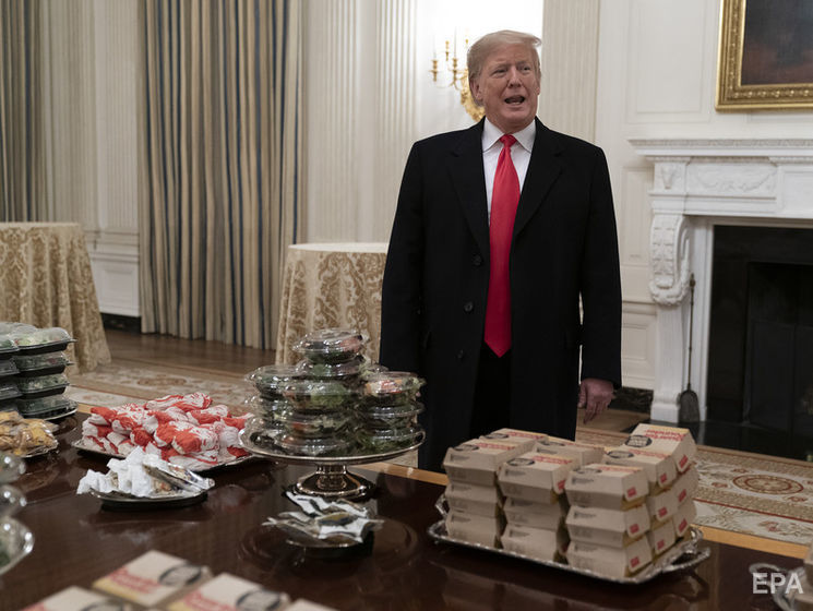 Через шатдаун Трамп купив за свої гроші 300 гамбургерів, щоб пригостити студентську команду з американського футболу