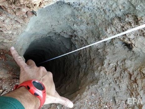 В Испании спасатели ищут двухлетнего ребенка, который упал в 100-метровую скважину