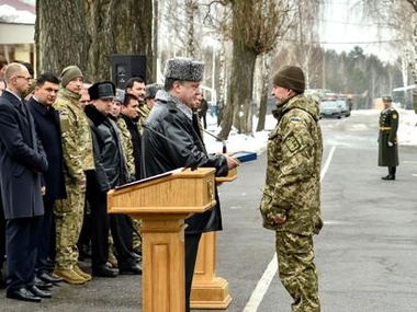 Порошенко присвоил звание Героя Украины двоим офицерам, участвующим в АТО