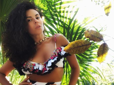 Каменских показала пятую точку лежа и покрутилась перед камерой в купальнике