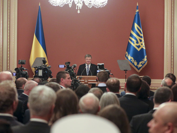 Порошенко заявил иностранным дипломатам, что в Украине "дали решительный бой" коррупции