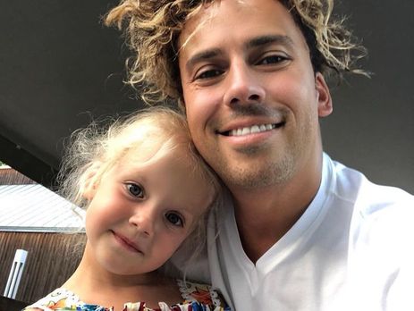 ﻿Ліза Галкіна показала, як малює Пугачова