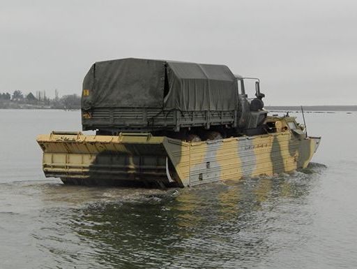 В оккупированном Крыму российские военные отработали переброску техники через залив Донузлав