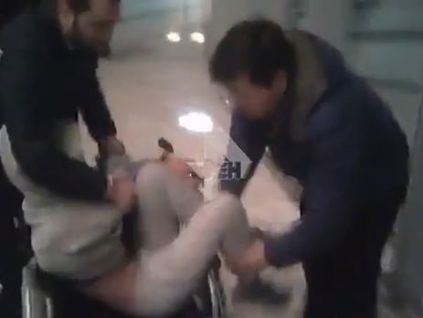 ﻿Настя Рибка чинила опір під час затримання в Шереметьєво. Відео