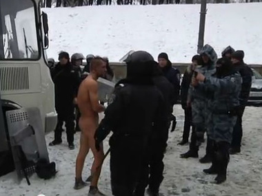 Евромайдан отбил активиста, которого раздели и избили беркутовцы