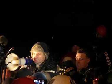 Кличко и Тягнибок убеждают протестующих на Грушевского продлить перемирие. Те свистят и кричат "Ганьба!", "Брехуни!"