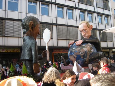 Путина высмеяли на традиционных карнавальных шествиях в Германии. Фоторепортаж 