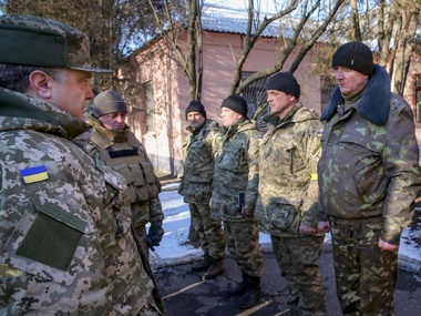 Порошенко посетил Артемовск, где встретился с вышедшими из Дебальцево военными