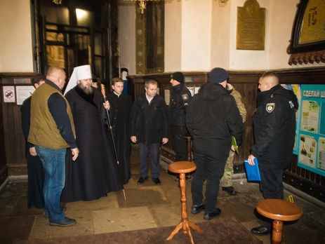 Полиция в Сумах установила личности молодых людей, которые, предположительно, взорвали пиротехнику в храме УПЦ МП