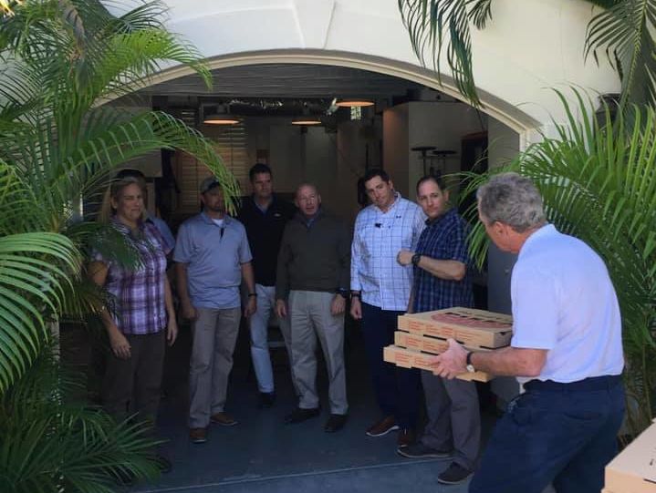 Шатдаун в США: Джордж Буш &ndash; младший накормил пиццей сотрудников Секретной службы
