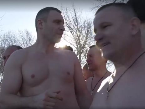 Виталий Кличко искупался в проруби вместе с мэрами 30 городов. Видео