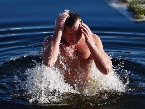 ﻿Українські політики взяли участь у водохресних купаннях. Фото і відео