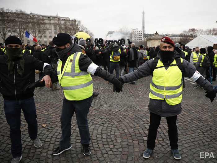 В Париже задержали 17 участников протестов "желтых жилетов"