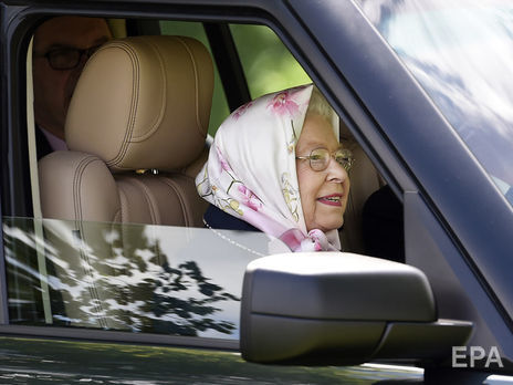 ﻿Королеву Єлизавету II викрили в їзді без ременя безпеки на другий день після аварії, в яку потрапив її чоловік