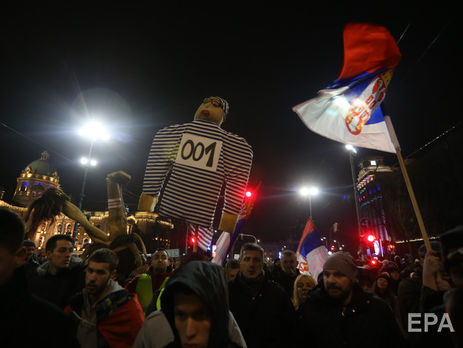 ﻿У Сербії тисячі людей вийшли на акції протесту проти президента Вучича