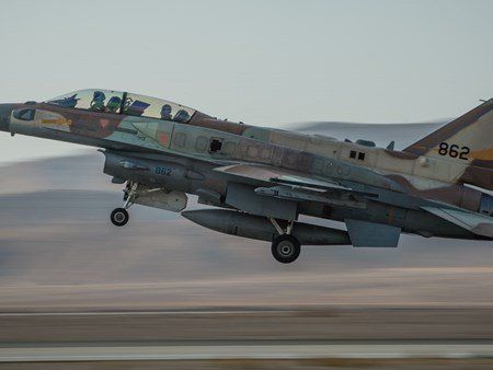 В Израиле заявили, что атаковали иранские объекты на территории Сирии, правозащитники сообщили об 11 погибших военных