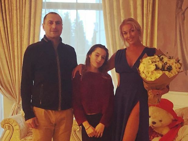 Волочкова отпраздновала день рождения с дочерью и бывшим мужем