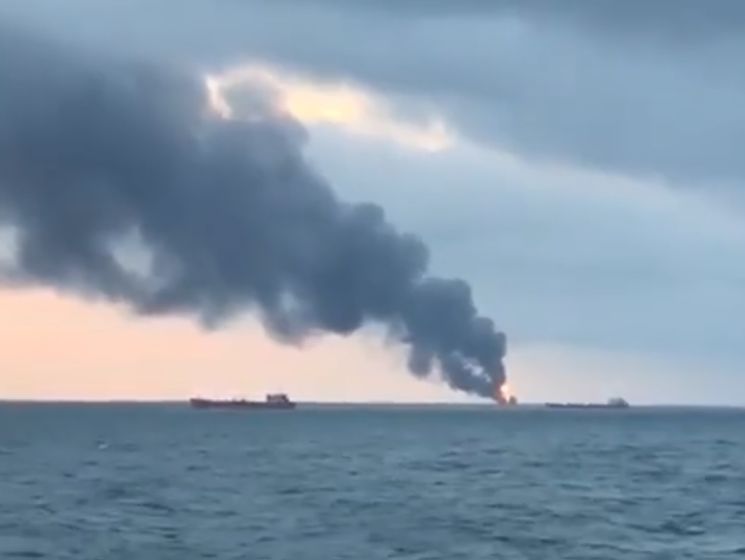 Возле Керченского пролива горит судно. Видео