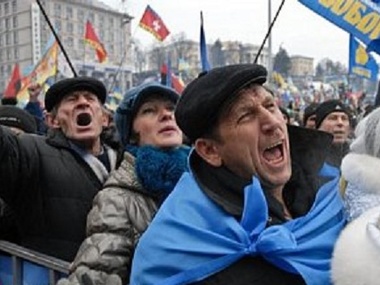 В Черновцах протестующие штурмуют ОГА