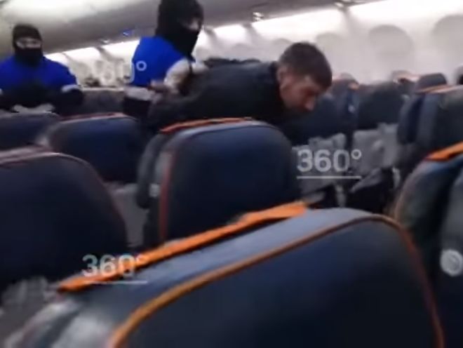 "Люди в масках, в какой-то непонятной форме". Подозреваемого в захвате самолета "Аэрофлота" задержали. Видео