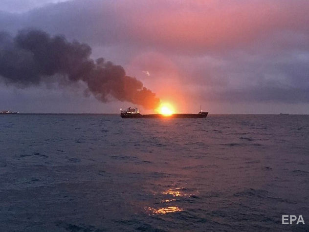 ﻿Пожежа на суднах біля Керчі. Постраждалих моряків за добу після НП доправили в Керч